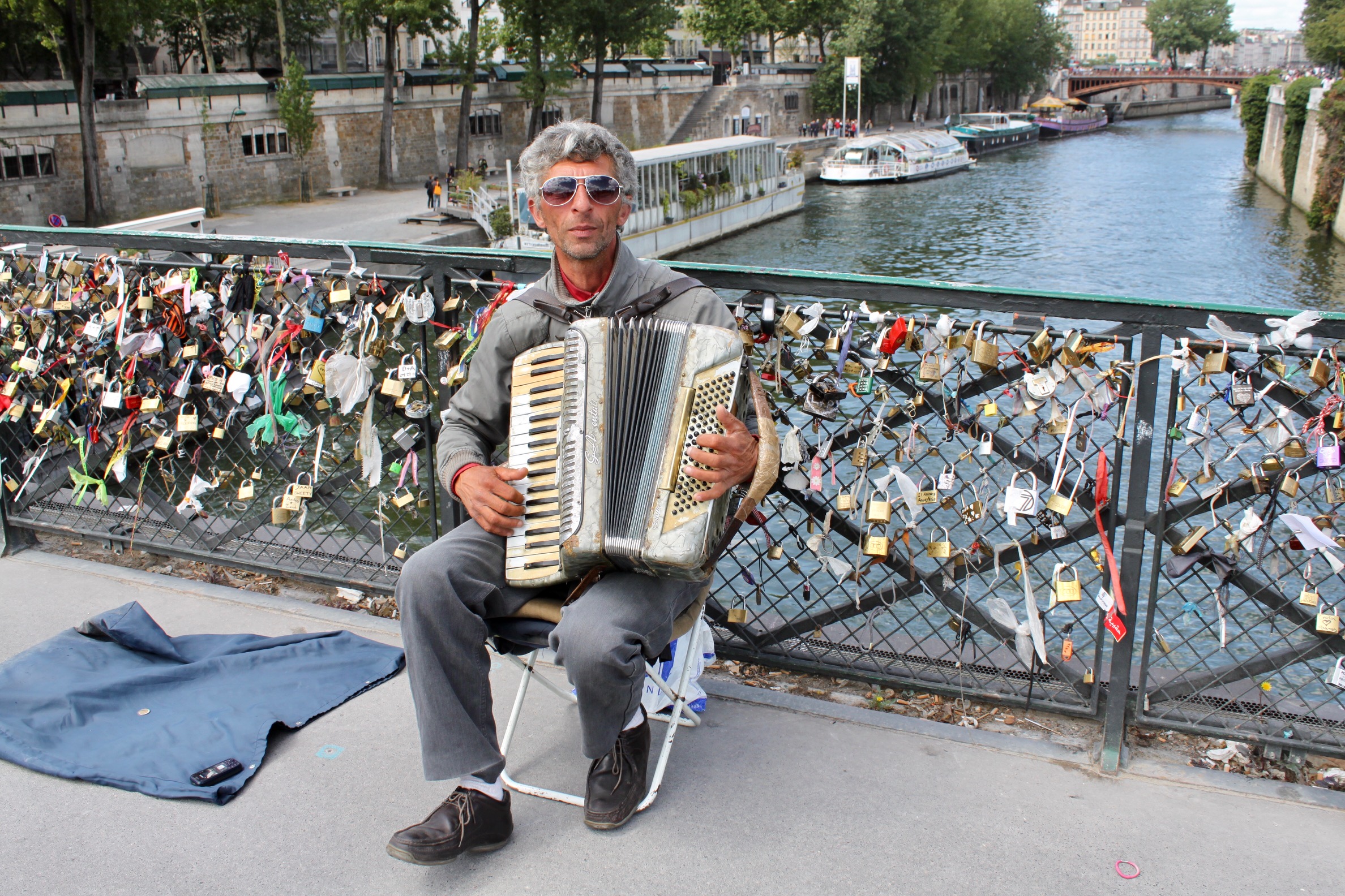 paris france accordian player